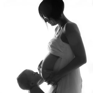 grossesse femme enceinte qui pose avec sa fille