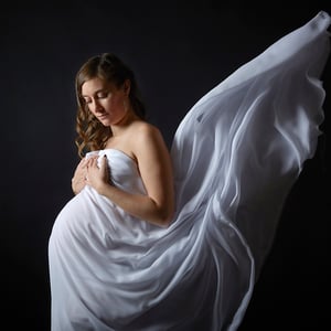 grossesse portrait de femme enceinte avec son voile qui vole