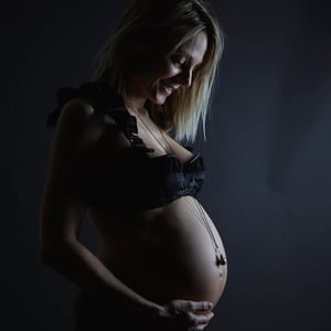 grossesse femme enceinte portrait en clair obscur maternité