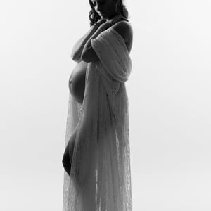 grossesse femme enceinte portrait en clair obscur