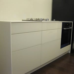 白いガラスの扉