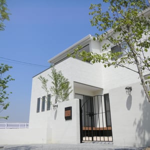 シンプルでナチュラルはエクステリアです。イメージは地中海風。ウォールの角を取り、丸みをつけることで柔らかさを出しています。植栽に囲まれた印象にすることで白いウォールが引き立ちます。　　倉敷市F様邸　エクステリア　フラワーチルドレン