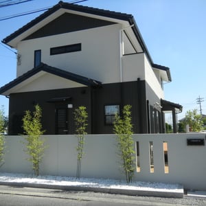 外観はシンプルに。和の雰囲気を出すために植栽はクロチク、御影の延べ石で縁取り、白い化粧砂利を敷いています。　　　　　　　　　　　　　　　　　　　　　　　　　　　　　　　　　　　　　　　　　　　　　　　　　　　　　　　　　　　　　　　倉敷市平田　Ｙ様邸　エクステリア　フラワーチルドレン