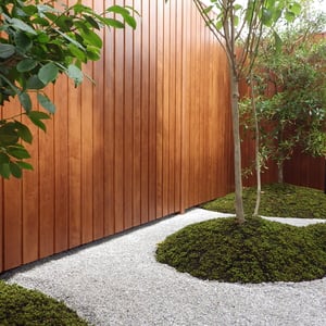 海の中に島が浮かんでいるように・・・海は白河砂利を敷き、島の緑はスギゴケを貼っています。　　　　　　　　　　　　　　　　　　　　　　　　　　　　　　　　　　　　　　　　　　　　　　　　　　　　　　岡山市中区　Ｆ様邸　フラワーチルドレン　坪庭