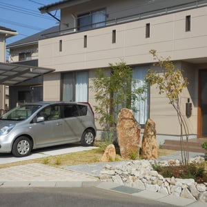 ピンコロ石を使ったやわらかい感じをご希望されたので、雑割石などを織り交ぜながら今後の遊びしろのあるエントランスに仕上げました。　　　　　　　　　　　　　　　　　　　　　　　　　　　　　　　　　　　　　　　　　　　　　　　　　　　　倉敷市福島　 Y様邸　エクステリア　フラワーチルドレン