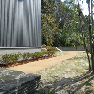 植物に挟まれたナチュラルな園路は、「自然素材だけを使っているエコ商品」ということで採用された『透水性自然土固化防草材』です。　　　　　　　　　　　　　　　　　　　　　　　　　　　　　　　　　　　　　　　　　　　　　　　　　　　　　　　　　　　　　　　　　　　　　　　　　　　　　　　　　　岡山市中区Ｙ様邸　エクステリア　フラワーチルドレン