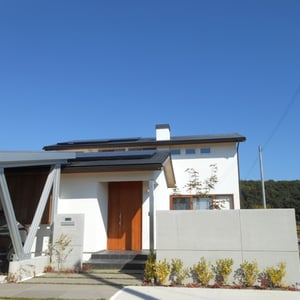 コンクリートブロックのモルタル塗装仕上げ(角2分落とし)の上に、撥水剤処理を施しています。所々に入れた4分の目地棒ラインが平滑な壁面を引き締め、足元に植えたボックスウッドは潤いをもたらしてくれます。　　　　　　　　　　　　　　　　　　　　　　　　　　　　　　　　　　　　　　　　　　　　　　　　　　　　　　　　　　　　　　　　　　　　　　　　　　　　　　　総社市刑部　K様邸　 フラワーチルドレン　エクステリア　　　　　　　　　　　　　　　　　　　　　　　　　　　　　　　　　　　　　　　　　　　　　　　