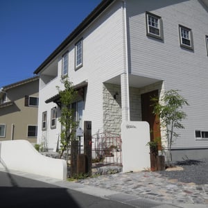 全景。玄関周りの石貼り壁が特徴的な『ナチュラル+シンプル』な住宅です。エクステリアも住宅の雰囲気に合わせてデザインしています。　　　　　　　　　　　　　　　　　　　　　　　　　　　　　　　　　　　　　　　　　　　　　岡山市北区U様邸　エクステリア　フラワーチルドレン