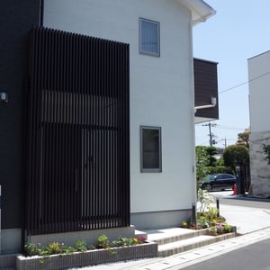 ご近所に植栽がある場合こそ、ご自宅にも植栽をお奨めします。緑がつながり素晴らしい景観が生まれます。                                                                      　　　　　　　　　　　　　　　　　　　　　　　　　　　　　　　　　　　　　　　　　　　　　　　　　　　　　　　　岡山市南区　モデルハウス　フラワーチルドレン　エクステリア