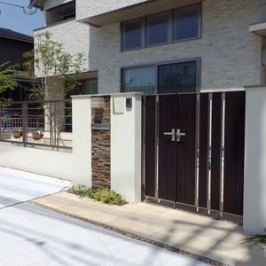 門周りのイメージはＴ様がしっかりと持たれていましたので材料の提案、より良くなるためのデザインや寸法のお話をさせていただきました。材料の色合いは建物が完成してから現地で決まりました。　　　　　　　　　　　　　　　　　　　　　　　　　　　　　　　　　　　　　　　　　　　　　　　　　　　岡山市北区　Ｔ様邸　フラワーチルドレン　エクステリア