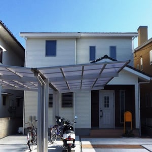 使い勝手を考慮してY合掌のカーポートを選びました。特に2台用以上のカーポートを選ぶ場合は人や車の動線と柱の位置関係に注意が必要です。　　　　　　　　　　　　　　　　　　　　　　　　　　　　　　　　　　　　　　　　　　　　　　　　　　　　岡山市北区　S様邸　エクステリア　フラワーチルドレン