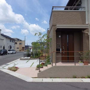 玄関周りの階段・スロープのデザインも提案させていただきました。建築の設計時に使い勝手の良さを考えて作られている玄関ステップは少ないです。建築会社が最後の化粧仕上げをする前ならなんとか変更できることもございます。(かなり嫌がられますが（笑））外構は、なるべく早目のご相談をお奨めいたします。　　　　　　　　　　　　　　　　　　　　　　　　　　　　　　　　　　　　　　　　　　　　　　　　　　　　　　　　　　　　　　　　　　　　　　　　　　　　　　　　　　　瀬戸内市邑久町　Ｕ様邸　フラワーチルドレン　エクステリア