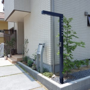 広さを確保するため、インターホン・表札・照明が一体になるポール。自立タイプのポストを採用しました。玄関横の縦格子パーティションはこのエクステリアデザインの大切な部分です。植栽は全てご家族でされています。職場で木の苗が手に入るそうです。羨ましいですね♪　　　　　　　　　　　　　　　　　　　　　　　　　　　　　　　　　　　　　　　　　　　　　　　　　　　　　　　　　　　　　　　　　　　　　　　　　　　　　　　　　　　　　　　　　　　　　　　　　　　　　　　　岡山市中区　T様邸　エクステリア　フラワーチルドレン