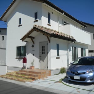 『シンプル+ナチュラル』な家をエクステリアのデザインで引き立てます。お客様の植えられた草花が育ってくることで、さらに素敵な家になることでしょう。　　　　　　　　　　　　　　　　　　　　　　　　　　　　　　　　　　　　　　　　　　　　　　　　　　　　　　　　　　　　　　　　　　　　　　　　　　　　岡山市東区N様邸　エクステリア　フラワーチルドレン