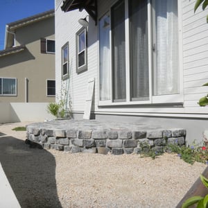 窓下のテラスにも備前の耐火レンガ（グレー系）を使っています。半割レンガの特徴を生かし、凸凹させた積み方になっています。　　　　　　　　　　　　　　　　　　　　　　　　　　　　　　　　　　　　　　　　　　　　　　　　　　　　　　　　　　　　　岡山市北区U様邸　エクステリア　フラワーチルドレン