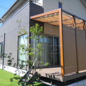 バックヤードにはデッキと、目隠しを兼ねたテラスを作りました。デッキを降りると芝生のお庭につながります。　　　　　　　　　　　　　　　　　　　　　　　　　　　　　　　　　　　　　　　　　　　　　　　　　　　　　　　　　　　　　　　　　　　　　　　　　　　　　　　　　　　　　　　　　　岡山市南区Ｎ様邸　ガーデン　フラワーチルドレン