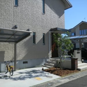 玄関から横に降りている階段は駐輪スペースに伸びています。玄関周りに植栽スペースを取り入れることで柔らかい印象の空間になりました。　　　　　　　　　　　　　　　　　　　　　　　　　　　　　　　　　　　　　　　　　　　　　　　　　　　　　　　　　　　　　　　　　　　　　　　　　　　　　　　　　　　　　岡山市南区Ｎ様邸　エクステリア　フラワーチルドレン　　　　　