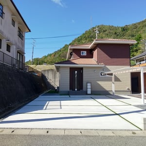 駐車スペースと転回スペースが広いため、明確なアプローチラインは作らずにシンプルに土間コンクリートを割付けました。タイルテラス周辺に使った人工芝の残りを、無駄なく玄関まわりと土間コンクリートのスリットに使用しました。　　　　　　　　　　　　　　　　　　　　　　　　備前市浦伊部　M様邸　フラワーチルドレン　エクステリア