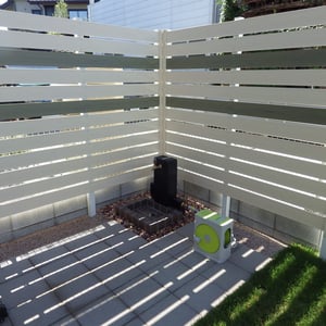 立水栓とガーデンパンの足元は使いやすいようにコンクリート製の平板で舗装されています。　フェンスの落とす影が優しい日差しを作ります。　　　　　　　　　　　　　　　　　　　　　　　　　　　　　　　　　　　　　　　　　　　　　　　　　　　　　　　　　　岡山市中区　Ｓ様邸　ガーデン　フラワーチルドレン