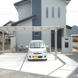 家のトーンに合うシンプルモダンな外構デザインを希望されました。強調したいアプローチラインは前面道路に対して垂直に進入し、駐車スペースの際をくの字に曲がって玄関へと導かれます。アプローチ両サイドや門壁周辺は将来的に植栽を植えることを想定しています。　　　　　　　　　　　　　　　　　　　　　　　　　　　　　　　　　　　　　　　　　　　　　　　和気町　T様邸　フラワーチルドレン/エクステリア　　　