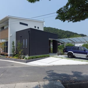 初めは緑の無い外構でお引渡ししましたが、3か月後に施主様から『あまりにも淋しいのでやはり木を植えたい。』とご要望がございました。周囲の緑と敷地内の緑がつながり落ち着いた雰囲気になりました。　　　　　                                                                             　　　　　　　　　　　　　　　　　　　　　　　　　　　　　　　　　　　　　　　　　　　　　　　　　　　　　岡山市北区 S様邸　フラワーチルドレン　エクステリア