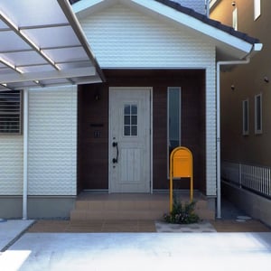 玄関の木目調サイディングとの統一感で玄関周りの舗装材は木目模様がある磁器タイルを選んでいます。色は明るめにしました。　　　　　　　　　　　　　　　　　　　　　　　　　　　　　　　　　　　　　　　　　　　　　　　　　　　　　　　岡山市北区　S様邸　エクステリア　フラワーチルドレン