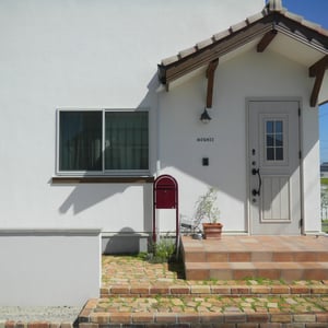 オープンスタイルのナチュラルな玄関周り。タイルステップの周りには、備前の耐火レンガを幅広目地で敷き、ダイカンドラの種を蒔きました。ポストは『bobi』のボルドーカラー、表札はnidoさんの『miei ミエル』です。　　　　　　　　　　　　　　　　　　　　　　　　　　　　　　　　　　　　　　　　　　　　　　　　　　　　　　　　　　　　　　　　　　　　　　　　　　　　　　　　　　　　　　　　　　　　　　　　　　　　　　　岡山市東区N様邸　エクステリア　フラワーチルドレン