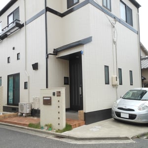 中古住宅を購入されたご家族からのご依頼で、先ず既存の境界ブロックと土間コンクリート舗装、レンガ部分全てに高圧洗浄をかけ、一新しました。玄関前が開けっぴろげな感じを解消すべく、門壁を設置し、リビング前には目隠しのための木樹脂フェンスを設置しました。お手入れは苦手ということで、植栽を楽しんでいただく部分は門壁足元など最小限にとどめています。　　　　　　　　　　　　　　　　　　　　　岡山市北区S様邸　エクステリア　フラワーチルドレン