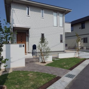 ガレージを横に外し、建物正面には前庭を作りました。変形敷地の特徴を活かしたプランになっています。高さの違う3枚の壁はお庭にリズム的な要素を出す為と、2通りのアプローチを作る為。側溝に沿った枕木は敷地の広がりを見せる為です。　　　　　　　　　　　　　　　　　　　　　　　　　　　　　　　　　　　　　　　　　　　　　　　　　　　　　　　　　　　　　　　　　　　　　　　　　　　　　　　　　　　　　　　　　　　　　　　　　　　　　　　　　　　　　　　　　　　岡山市北区　Ｆ様邸　エクステリア　フラワーチルドレン