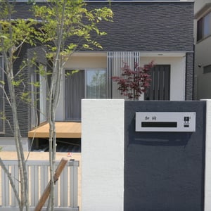 表札周りをシンプルにまとめたいときにお薦めのインターフォンカバーです。表札、インターフォンカバー、ポストの口金カバーが一体になっている商品です。　　　　　　　　　　　　　　　　　　　　　　　　　　　　　　　　　　　　　　　　　　岡山市北区K様邸　エクステリア　フラワーチルドレン