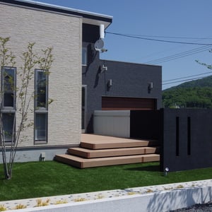 デッキスペースは視線を遮りながらも閉じきってしまわないようにしています。　　岡山市北区Y様邸　フラワーチルドレン