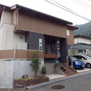 一級建築士事務所ADEXとの共作です。『建築』と『外構』のデザインが一体化することに注力しました。外構の重要性を理解されておられる建築士さんとアイデアを出し合いながら『しっくり』と納まる外構になりました。                                                          　　　　　　　　　　　　　　　　　　　　　　　　　　　　　　　　　　　　　　　　　　　　　　　　　　　　　　　　　　　　　　　　　　　　　岡山市南区　Ｓ様邸　フラワーチルドレン　エクステリア