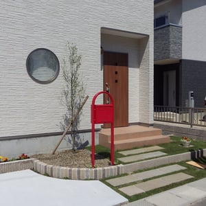 玄関ステップまでのアプローチは舗装し過ぎず、自然石と芝生の目地でナチュラル感を出しています。　　　　　　　　　　　　　　　　　　　　　　　　　岡山市中区　N様邸　フラワーチルドレン　エクステリア