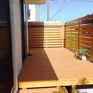 お庭にはPS発砲樹脂のパーテション（目隠し）と天然木（ヒノキ）のウッドデッキを作りアウトドアリビングに。デッキ表面が熱くならないことと足触りの良さから天然木を採用されました。　　　　　　　　　　　　　　　　　　　　　　　　　　　　　　　　　　　　　　　　　　　　　　　　　　　岡山市北区　S様邸　エクステリア　フラワーチルドレン