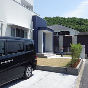 植物の水やりは、ボクとお兄ちゃんのお手伝いです。綺麗な芝生になるのを期待しています♪　いっぱい遊んでくださいね。　　　　　　　　　　　　　　　　　　　　　　　　　　　　　　　　　　　　　　　　　　　　　　　　　　　　　　　　　　　　　　　　　　　　　　　　　　　　　　　　　　　　　　　　　　　　　　　　　　　岡山市北区　Ｏ様邸　エクステリア　フラワーチルドレン