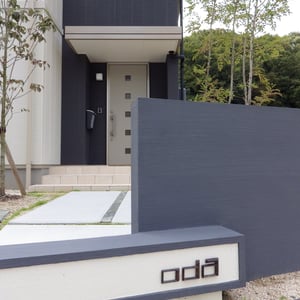 家の外壁に合わせたシンプルな塗り壁2枚を表札に見立てました。天然石敷きのラインとこれから被覆してくるダイカンドラの緑で、アプローチラインが浮きあがってくる予定です。　　　　　　　　　　　　　　　　　　　　　　　　　　　　　　　　　　　　　　　　　　　　　　　　　　　　　　　　　　　　　　　　　　　　　　　　　　　　　　　　　　　　　　　　　　　　　　　　　　　　　　　　　　　　　　　　　　　　　　　　　　　　　　　　　　　　　　岡山市北区 O様邸 エクステリア フラワーチルドレン