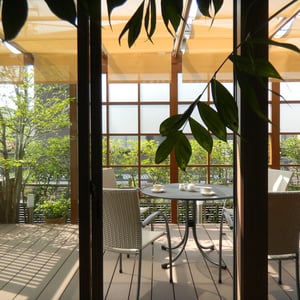 屋根材が無くても、『キャノピー（日よけ）』を取り付けることによって柔らかい日差しを取り込むことができます。樹脂デッキ材の温度上昇も緩和できますのでアウトドアリビングの必需品です。　　岡山市中区U様邸　ガーデン　フラワーチルドレン