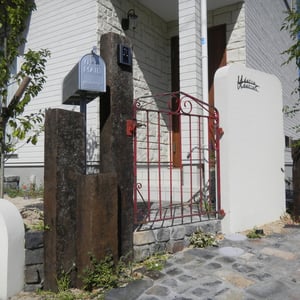 『ナチュラル+シンプル』なセミクローズドタイプのエクステリアです。門扉は施主様がご購入されたイギリス製のアンティーク扉。金具類を新調して取り付けました。塗装壁、枕木、備前の耐火レンガ（アプローチ）でまとめ、お客様だけのオリジナル門周りが完成しました。　　　　　　　　　　　　　　　　　　　　　　　　　　　　　　　　　　　　　　　　　　　　　　　　　　　　　　　　　　　　　　　　　　　　　　　　　　　　　　　　　　　　　　　　　　　　　　　　　　　　　岡山市北区U様邸　エクステリア　フラワーチルドレン