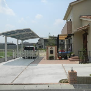 門塀の両袖角柱と同じデザインで手前にも角柱を作ることで奥行感を出しています。照明を載せて車のドライバーへの注意喚起もしています。　　　　　　　　　　　　　　　　　　　　　　　　岡山市北区M様邸　エクステリア　フラワーチルドレン