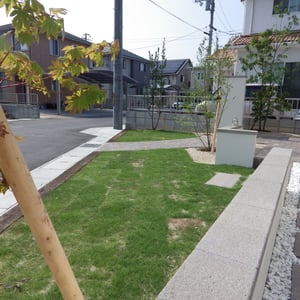 ガレージから玄関へのアプローチは自然石を飛び石風に並べました。帰宅時にゆっくりお庭を眺めながら歩いていただければ・・・との思いからです。車から降りた時、『ホッ。』と一息。時間の流れが変わればいいですよね。　　　　　　　　　　　　　　　　　　　　　　　　　　　　　　　　　　　　　　　　　　　　　　　　　　　　　　　　　　　　　　　　　　　　　　　　　　　　　　　　　　　　　　　　　　　　　　　　　　　　　　　　　　　　　　　　　　　　　　　　　　　岡山市北区　Ｆ様邸　エクステリア　フラワーチルドレン