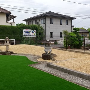 庭のほとんどの樹木を手放す決心をされ、砂利と人工芝ですっきりさせました。ご自身が亡くなった時のことを考え、  遠方に住む子供達に負担のない庭にしておきたいということでした 。　　　　　　　　　　　　　　　　　　　　　　　　　　　　　　　　　　　岡山市南区　H様邸　フラワーチルドレン　エクステリア