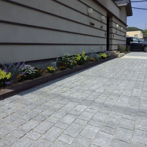 花壇を縁取っていた化粧ブロックに笠置を載せました。建物壁にラインを引いているボーダーのレンガタイルと色、厚みが似ているセラミック製の資材を選んでいます。　　　　　　　　　　　　　　　　　　　　　　　　　　　　　　　　　　　　　　　　　　　　　　　　　　　　　　　　　　　　　　　　　　　　　　　　　　　　　　　　　　　　　　　　　　　　　　　　　　岡山市北区　K様邸　フラワーチルドレン　エクステリア