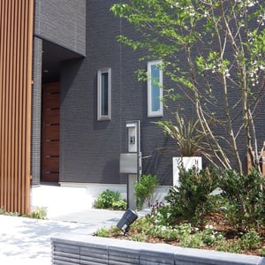 シンボルツリーが植えられている花壇は化粧ブロックとコンクリート製の笠木で作成。建物に合わせた色使いで引き締まって見える色と質感を選びました。　　　　　　　　　　　　　　　　　　　　　　　　　　　　　　　　　　　　　　　　　　　　　　　　　　　　　　　　　岡山市南区　J様邸　フラワーチルドレン