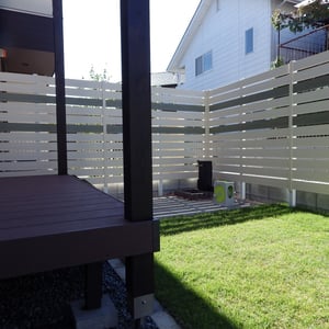 お庭はデッキと芝生スペースで構成。目隠しのフェンスには、単調にならないようにアクセント色を入れています。　　　　　　　　　　　　　　　　　　　　　　　　　　　　　　　　　　　　　　　　　　　　　　　　　　　　　　　　　　　　　　　　　　　岡山市中区　Ｓ様邸　ガーデン　フラワーチルドレン