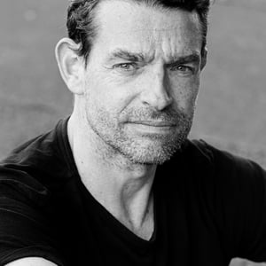 portrait homme en noir et blanc  style épuré et corporate 