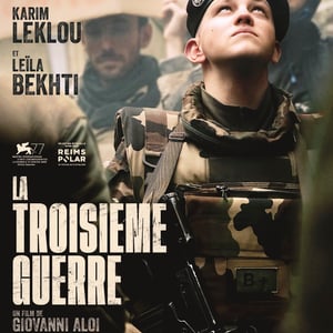 affiche du film la troisième guerre avec un portrait d'anthony bajon en uniforme et en couleur dans un style cinématographique 