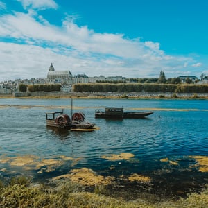 des bateaux sur la Loire dans un paysage de la ville de Blois 