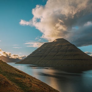 un fjord au coucher du soleil dans la ville de klakvik dans un style cinématographique