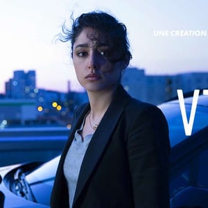 Portrait américain de l'actrice golshifteh farahani dans un style cinématographique avec une voiture et des teintes bleues visuel de la série VTC sur CANAL+