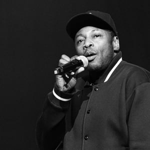 portrait en noir et blanc lumineux de l'artiste MC SOLAR